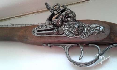 REPLICA WOOD AND METAL PISTOL MADE IN SPAIN AS NEW SEE ALL PICTURES